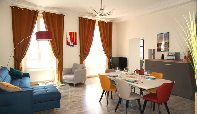 On the quays of the Sèvre 20 km from la Rochelle by weel maintened cycle pathe.