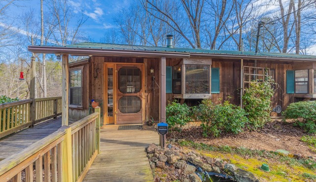 On The River! Delightful 4-bedroom cottage with AC and Fiber WiFi! Hot tub!