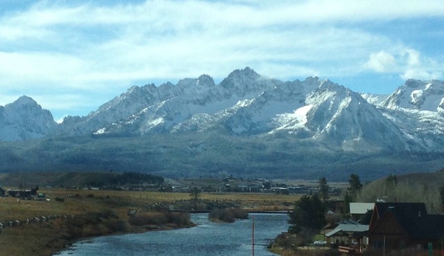 On the River! Newly remodeled 3 bedroom Log Cabin Located Near Stanley Idahon