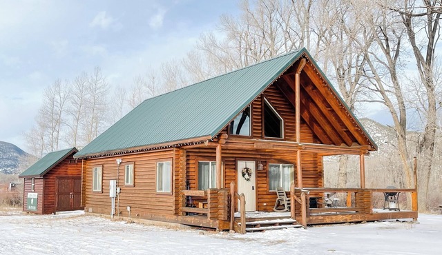 On the river! Private patio. 2 large yards. Dog friendly. Book now for summer!