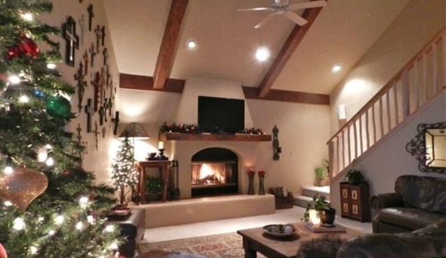 ON THE RIVER w/HOT TUB-Picture Perfect Luxury Red River Ski Chalet