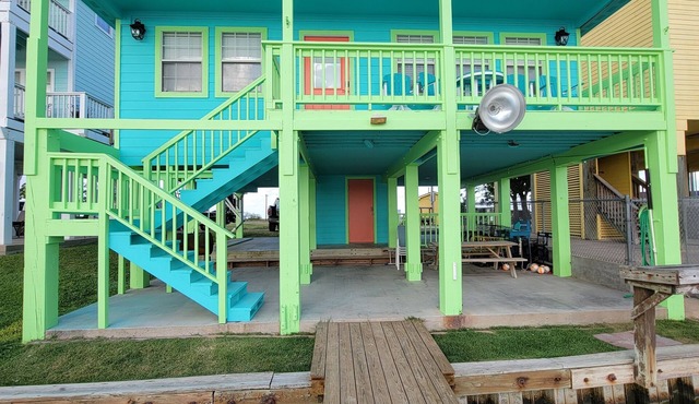 On the river, Wifi, Lighted pier, Private Road, Beautiful sunsets!