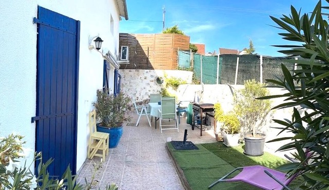 On the rocamadour sarlat road with heated swimming pool for 2 to 4 people