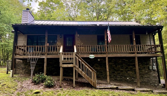 On the Rocks 4BR w/loft cabin tucked in the woods