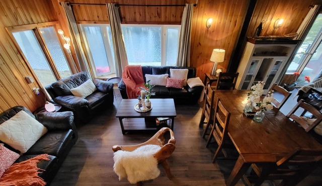"On The Rocks" A Quite Waterfront cottage on Stoney Lake Sleeps 6-8