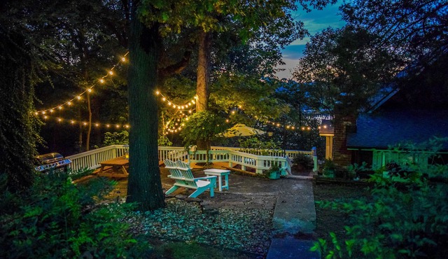 On the Rocks Cottage. Lakefront, Dog-Friendly. Sleeps 16. Bunkhouse. Free Wifi