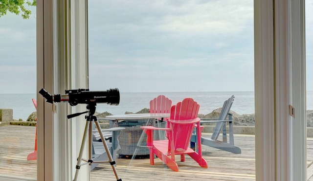 "On The Rocks" | Lakefront Fire Table + 2km from Point Pelee National Park