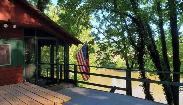 On The Rocks! Little River cabin sitting high on the banks of the White River n
