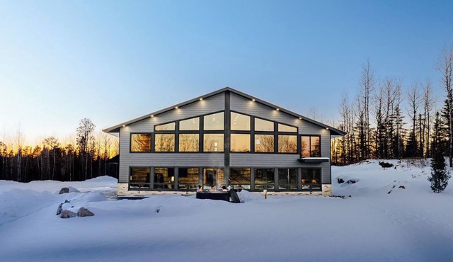 On The Rocks Lodge w/HOT TUB & direct access to snowmobile, ATV, & hiking trails