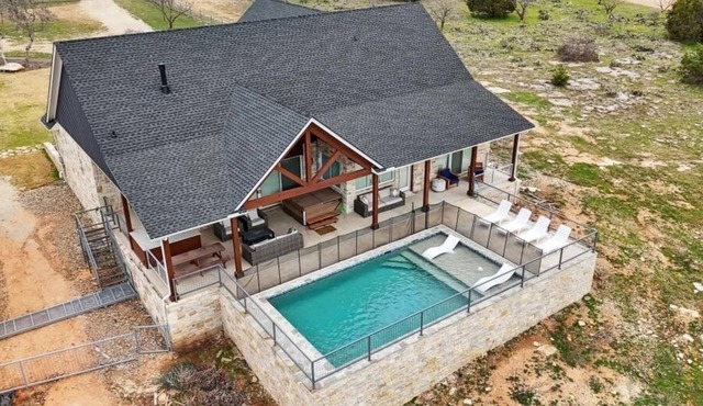 On The Rocks PK: Beautiful 5 Bedroom 3 bath home with pool and hot tub