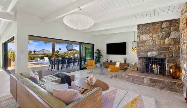 On The Rocks - Renovated Palm Springs Home