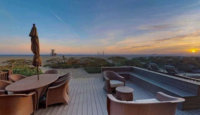 ON THE SAND! Beachfront Huntington Beach 3bd home! Walk out of house on sand!