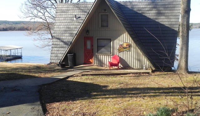 On the Shore of Lake Dardanelle Pet Friendly Waterfront Cabin n