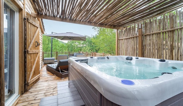 On the shore of two lakes welcomes you this practical wooden chalet with a large terrace.