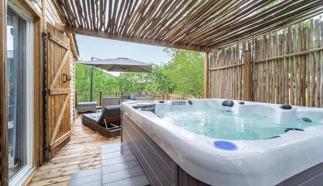 On the shore of two lakes welcomes you this practical wooden chalet with a large terrace.