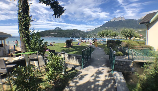 On the shores of Lake Annecy, comfortable apartment with terrace and private beach