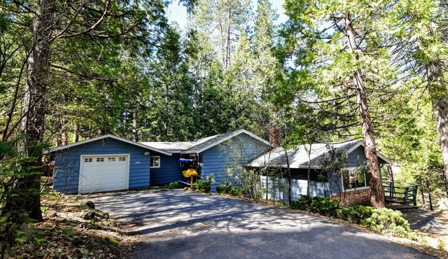 ON THE SHORES OF LAKEMONT PINES LAKE W/POOL TABLE, KAYAKS AND CANOE PET FRIENDLY