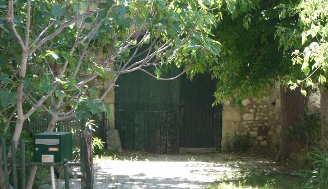 "On the spot" House on nice square Provencal