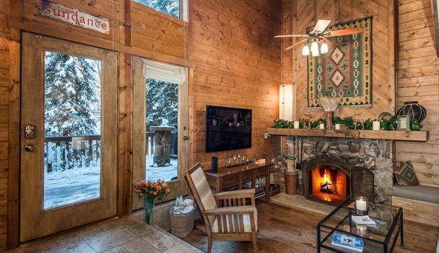 ON THE STREAM- SHORT WALK TO RESORT, HOT TUB, WOOD FIREPLACE. COZY HIDEAWAY