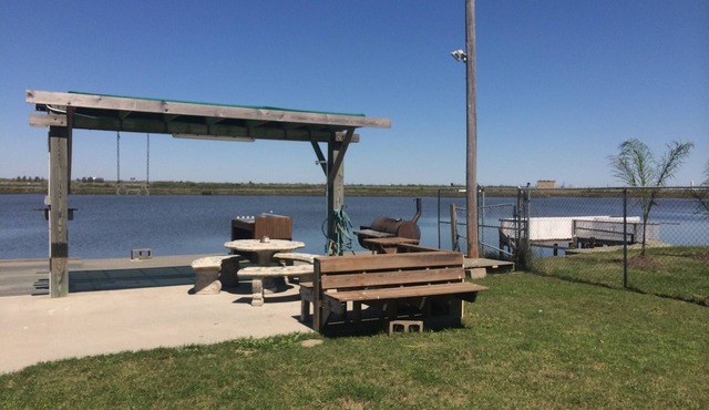 On The water, .Away from Noise, WI-FI, Wheelchair ramp. Minutes from Galveston.