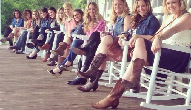 ON THE WATER! CLOSE TO CITY! GIRLS WEEKEND OR FAM. VERY PRIVATE!nRIVER VIEWS!n