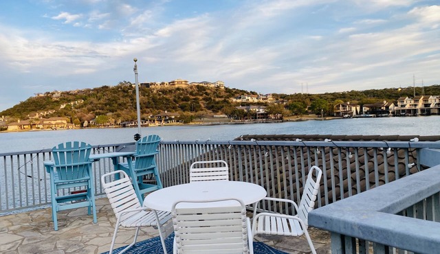On the WATER! DOCK,POOL, and tons of STARS! HILL COUNTRY CLOSE TO ALL!
