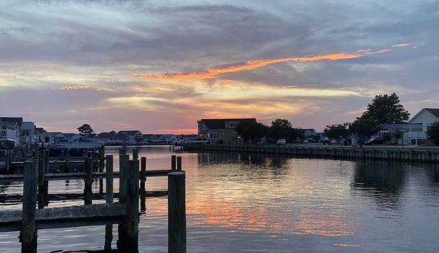 On The Water * Private Dock * Sunset Porch Views