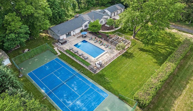 On the Water, private Pool, large Hot tub, Kayaks, sleeps 16, escape to Michigan