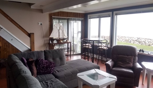On The Water's Edge Room to roam on the lakefront
