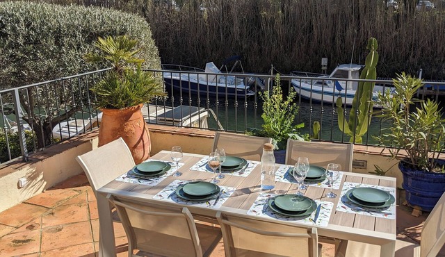 On the water: XXL Terrace, Paddle, Bikes & A/C. New 2025 + 2 Secure Garages