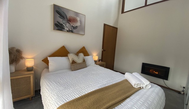 On the Yarra River. Mountain Views. Big Gardens on 2 acres. n4 mins to Redwoods