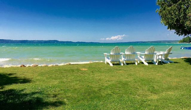 ON TORCH LAKE - SUNSETS - LG SANDY BEACH & YARD - PERFECT FOR FAMILIES! BOOK AUG