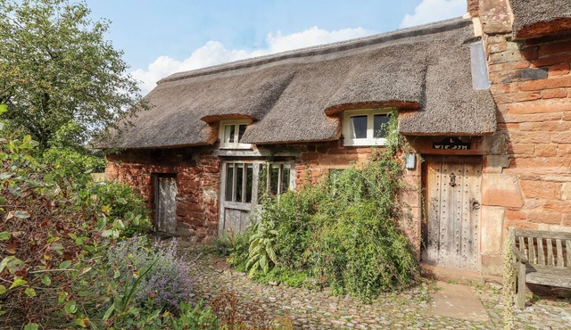 ONA ASH, pet friendly, character holiday cottage in Kirkoswald