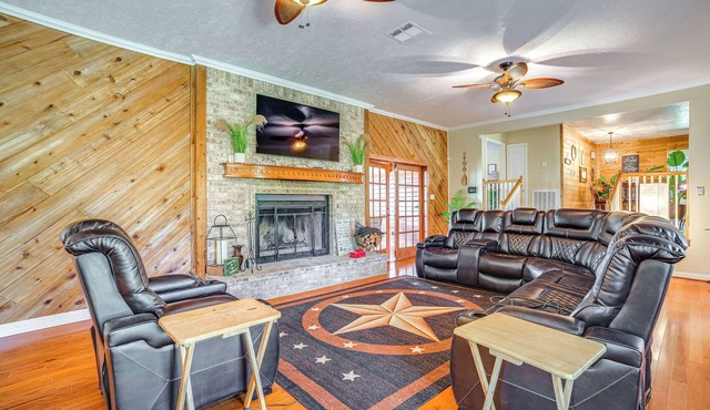 Onalaska Home w/Game Room, Sunroom & Lake View!