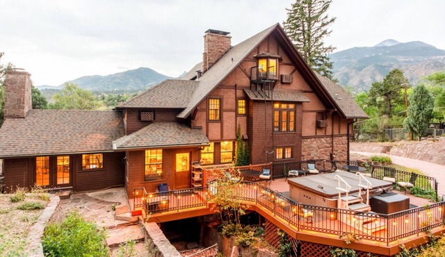 Onaledge Historic Lodge- Retreat in Manitou Springs