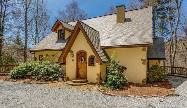 ONCE UPON A STREAM- Storybook cottage on stream, perfect for family gatherings.