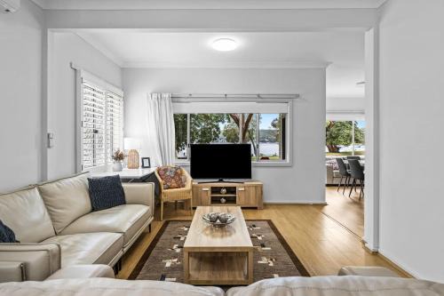 Ondina Cottage - Serene Waterfront Haven with Jetty