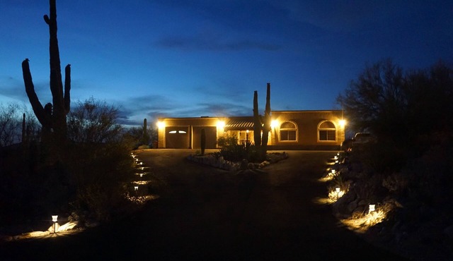 One acre hill top home with 360 degree city & mountain views & Jacuzzi