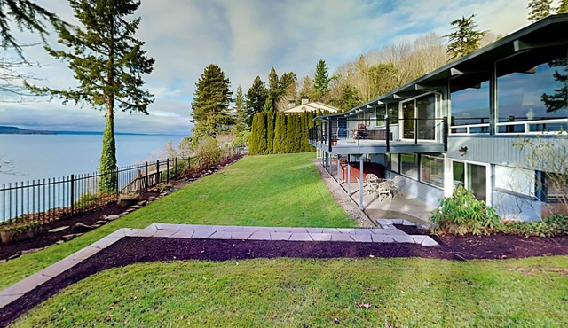 One-acre soundfront home with private hot tub and pool table - dogs welcome