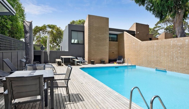 One At Eight - Pure Class, Perfect Location