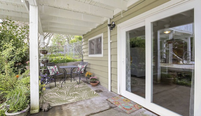 One Bed Executive Suite off the Sound!