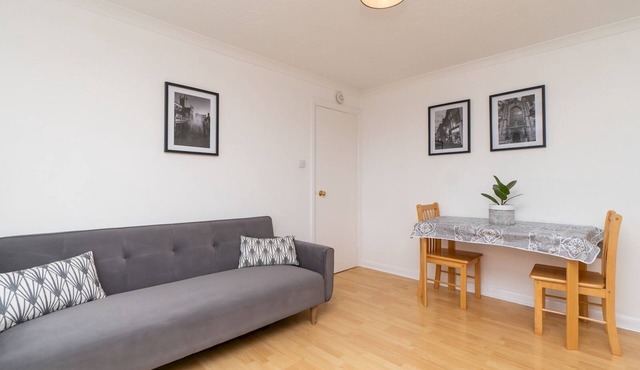 One bed flat with stunning views and free parking - Pass the Keys