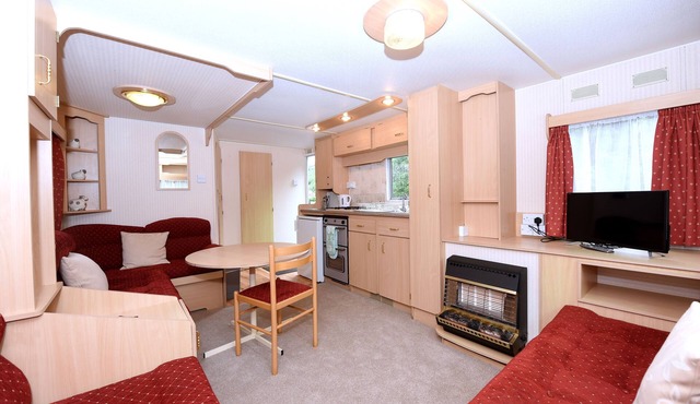 One bed static with parking. Walk to Lynton Town Centre. Free fishing onsite