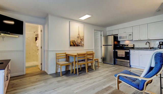 ONE BEDR/ONE BATH NEWLY RENOVATED FEW STEPS FROM THE BEACH