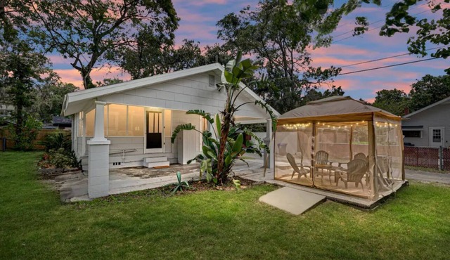 One bedroom 1️⃣ bath bungalow located n the charming Lake Morton Historic District