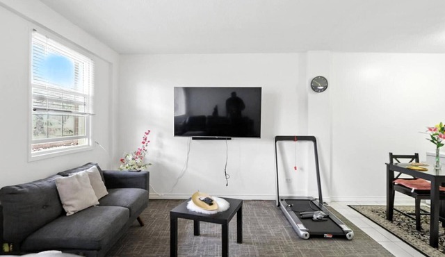 One bedroom 1 bathroom mins from stampede grounds.