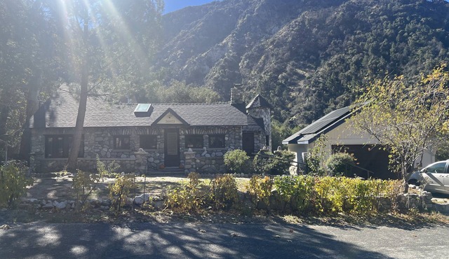 One bedroom 100yr old stone cottage in California National Forest.