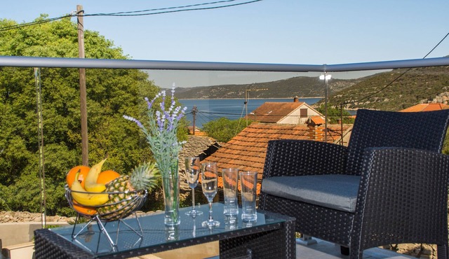 One bedroom apartment with terrace and sea view Drvenik Veliki, Drvenik (A-16377-c)