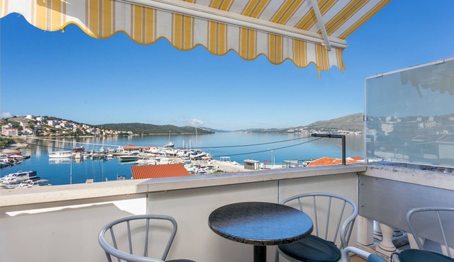 One bedroom apartment with balcony and sea view Okrug Gornji, Čiovo (A-11374-a)