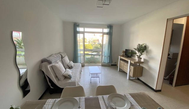 One-Bedroom Apartment with Secure Parking 50 m from the Beach 4SOL142